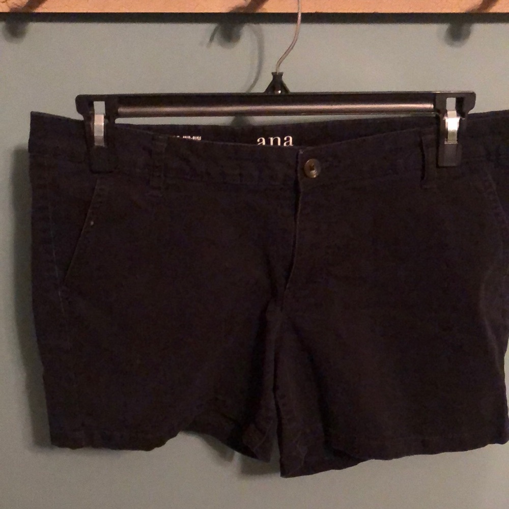 Apt. 9 Women's Black Shorts. Midrise 5 inch inseam